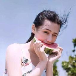 娱乐圈吃瓜背景图女生,揭秘“吃瓜女孩”背后的故事